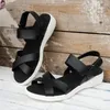 Terlik 2024 Yaz Yumuşak Tabanları Moda Plajı Dışında Sandalet Giyin Kadınlar Boş Zaman Tek Ayakkabı Kapak Flip Flops