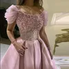 Exquisites, perlenbesetztes rosa Abendkleid aus Saudi-Arabien, knöchellange Abendkleider, elegante kurze Partykleider aus Dubai mit drapiertem Umhang