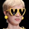 2 adet moda lüks tasarımcı aşk güneş gözlükleri 2023 yeni kişiselleştirilmiş güneş gözlüğü takımı komik şeftali kalp güneş gözlüğü kadın trend