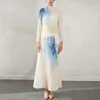 Womens 2024 Miyake Fold High-End Baskılı Top Yaz Üst İbalı Etek Takım EKİK İki Parçalı Moda Grafik T Girişleri Harajuku 240311