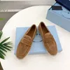 Scarpe eleganti classiche di marca pelle di pecora triangolo logo pelle scamosciata mocassini da uomo firmati slip-on punta tonda Scarpe con tacco in pelle verniciata di lusso Scarpe casual moda donna