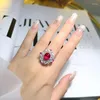 Klusterringar fashionabla duva blod rubin ring set av högkvalitativ diamant 925 silverinlägg