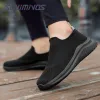 Skor mäns mesh slip on walking loafer skor minnes skum båge stöd slip resistent arbete drving tennis sneaker för kvinnor