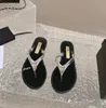 Paris sandálias femininas verão fundo macio moda versátil canal sapatos femininos 2024 novas marcas designer slide borracha flip-flops sandália plana mulheres c chinelos tory