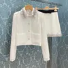 Brand de créateur de robes en deux pièces Miu Miao's White Suit Veste, à la main parsemé de diamants, demi-jupe polyvalente, ensemble de jupe en ligne A, nouveau style de printemps en deux pièces BYSJ