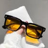 Gafas de sol Moda Remaches cuadrados Hombres Color caramelo Sombras UV400 Tendencia Mujeres Marco de lente transparente