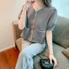 Kvinnors polos xiaoxiangfeng 2024 Summer Spliced ​​Button Pocket V-Neck mode och mångsidig smal plädbubbla kortärmad skjorta