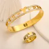 Modedesigner märke bokstav band ringer kvinnor guldpläterade kristall rostfritt stål kärlek bröllop smycken leveranser fin snidning finger ring 20style