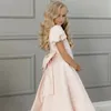 Платья для девочек-цветочниц Светло-розовые атласные однотонные платья с бантом и коротким рукавом для свадьбы, дня рождения, платья для святого причастия 240309