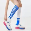 Chauques de haute qualité Running Compression Choques bas sur les femmes Couleurs contrastées Couleurs Sports Chaussettes pour le football de cyclisme marathon