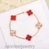 Cleef Four Leaf Clover -armband Designer Vanly Clefly Five Flower Armband High Edition Jewelry Natural Luxury Red Jade Double Sided Thicked Electropated With