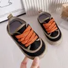 Baskets Chaussures de toile pour enfants garçons et filles chaussures de sport décontractées simples antidérapantes chaussures plates pour enfants à la mode rondes douces entièrement assorties 240322