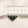 Nouveau collier plaqué argent pour femmes classique Triangle Logo collier de luxe printemps mode fille Boutique bijoux collier en acier inoxydable de haute qualité