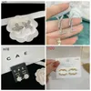 أقراط مصممة العلامة التجارية Diamond Earrings Classic Boutique Letter Morts Spring Fashion زوجين Girl Gifts مجوهرات مصممة للنساء.