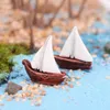 Decoratieve beeldjes ZOCDOU 1 stuk prachtige snelle zeilboot rode vlag schip klein standbeeld beeldje ambachten ornament miniaturen decoratie