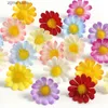 Faux kwiatowa zieleń 50/100pcs Mini Daisy Artificial Flowers 2,5 cm Fałszywe kwiaty do wystroju domu dekoracja ślubna