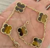 Cleef Four Leaf Clover Bracelets Designer Bracelets 2024 Van Clover Bracelet 18K Gold Love Bangle Pendant Warkling Crystal Diamond Party Jewelry Women