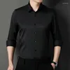 Herrklänningskjortor Fashion Brand Male Long Sleeved Shirt Smooth Business Coat Man Solid Color Formell högkvalitativ topp plus storlek ankomster