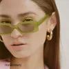 2 Stück Mode-Luxus-Designer-Quadrat-Sonnenbrille mit kleinem Rahmen 2021 neuer Stil, mit Blumen umwickelt, einfache Art und Weise, Netz-Rot-Sonnenbrille