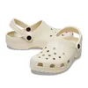 Hommes femmes pantoufles de crocodiles chaussures de sabot de sabots de sabots pour femmes chores enfants glissades de glissements de boucle classique