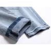 Herren-Jeans in schmaler Passform, modisch, kleiner Fuß, bestickt, mit buntem Aufnäher, elastische Waschung, blaue Hose