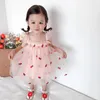 Sukienki dla dziewczynek Koreańska sukienka słodkich dzieci 2024 Summer Suspender Girln Kwiat Strawberry Cherry Print Ubrania dla dzieci