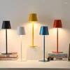 Tafellampen Retro LED-licht Hoge voet Klassiek aluminium Artistiek Creatieve decoratieve lamp voor slaapkamer Mode Elektronische kaars