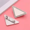 Broches Vrouwen Jurk Accessoires Goud Zilver Designer Driehoek Brief Broche Pin Mannen Pak Jas Trui Breastpins Luxe Pins