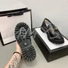 Kalfsleer Dikke hakken Loafers Blokhak Pumps Metalen gesp Instappers Zwart Wit Damesmode Luxe ontwerpers Vierkante tenen Kantoor Carrière Geklede schoenen