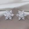 Orecchini a bottone Design coreano Gioielli di moda Placcato oro 14 carati Rame intarsiato Zircone Fiocco di neve Accessori per feste da ballo di lusso per donna