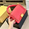 Luxury Women Woven Chain Single Shoulder Crossbody Bag Designer Fashionable Flip Lock Stängning Diamond Mönstrade Cowhide Små fyrkantiga väskor Enkel axelväskor