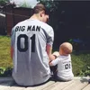 Familjsmatchande kläder mode Big Little Man Tshirt Daddy and Me Outfits Far Son Pappa Baby Boy Kids Summer Clothing Brothers 240322