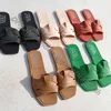 Goedkope winkel 90% korting op groothandel voor een en dameshuis met platte, koele mopbodem, zachte jelly-pantoffels voor buiten z Wear.Effen kleur casual strand