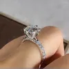 Bagues de cluster Custom Solide 18K Rose Gold Femmes Bague Moissanite Diamants 5 Round Embrace Mariage Engagement Anniversaire