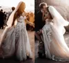 Стильные богемные свадебные платья A Line Милая кружевная аппликация из бисера Свадебные платья в стиле кантри с вуалью Юбка с высоким разрезом Пляж Br1396959