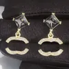 Boucles d'oreilles de créateur simples Boucles d'oreilles en perles de cristal Nouveau style Plaqué argent Marque Lettre Goujons Fleur Boucle d'oreille Hommes Femmes Boucle d'oreille Bijoux de fête de mariage