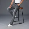 Męskie dżinsy wiosna jesień 2024 inteligentna biznes koreańska moda prosta regularne dżinsowe spodnie klasyczne mężczyźni spodekle plus wielkości U01