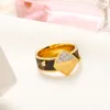Modedesigner märke bokstav band ringer kvinnor guldpläterade kristall rostfritt stål kärlek bröllop smycken leveranser fin snidning finger ring 20style