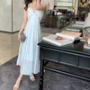 Grundläggande avslappnade klänningar Designer Brand Boutique Miu Style Dress med diamantpinnade pärlor, knälängd kjol, V-Neck Slim Fit Fairy Vacation Dress, Summer New JT2F