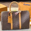 Populär produktdesigner Bag Duffel Bag Men and Women Fashion Travel PAG POMPER Bag belagd duk läder hand axel crossbody väska mönster rutnät serie