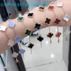 2024 Designer di gioielli di marca Vanl Cleefl Arpelsbracelet Bracciale a cinque fiori in oro 18 carati v Agata rossa Quadrifoglio Erba fortunata Lotto artigianale