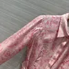 Mini vestido de cintura fruncida de manga larga con cuello de solapa y estampado floral rosa de seda de marca de moda europea