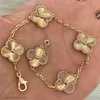 Cleef Four Leaf Clover Bracelets 2024 Luxury Designer Charm Bracelet Clover Pearl 4 Pieces 18k Gold Necklace Earrings Wedding Laser Brand Brace