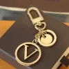 High End Brown Chocolate L-Letter V Keychain Portable Bagage Car Keychain Pendant Top Designer smycken gamla blomknappar för charm män kvinnor med original presentförpackning