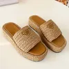 Designer sandaler tofflor guldspänne slip på svartbruna pool tofflor virkning glider kvinnors avslappnade sandaler plattform kilar halm flatform toffel 35-42