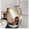 Shoulder Bags High Quality Ladies Messenger Bucket Bag 2024 Korean Style Simple Wide Strap One Hit Color Retro Handbag