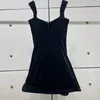 Sukienki swobodne 2024 Spring Square Flar Bez rękawów 3D podzielona czarna czarna sukienka w stylu Hepburn w stylu