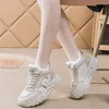 Sapatos casuais femininos esporte coreano 2024 inverno moda ao ar livre quente de pelúcia branco grosso-sola algodão tênis zapatillas