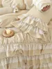Zestawy pościeli bawełniane romantyczna francuska księżniczka ślubna dziewczyna ustawiona trzy warstwy plisowane koronkowe marszczenia kołdry blachy łóżek poduszki