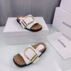 Khaite Thompson Golden Buckled Slides tofflor Luxe Slip-On Beach Sandals Shoes Läder Öppna tå avslappnade lägenheter för kvinnliga designers fabriksskor